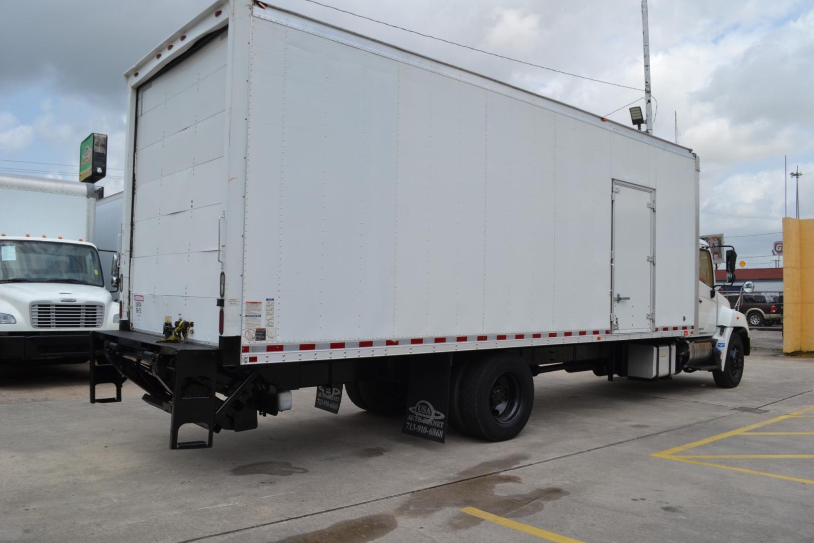 2016 WHITE /BLACK HINO 268 with an JO8E-VC 7.7L 220HP engine, ALLISON 2500RDS AUTOMATIC transmission, located at 9172 North Fwy, Houston, TX, 77037, (713) 910-6868, 29.887470, -95.411903 - 25,950LB GVWR NON CDL, MORGAN 26FT BOX, 109" X102", MAXON 3,300LB CAPACITY STEEL LIFT GATE, DUAL 50 GALLON FUEL TANKS, POWER WINDOWS, LOCKS, & MIRROS - Photo#4